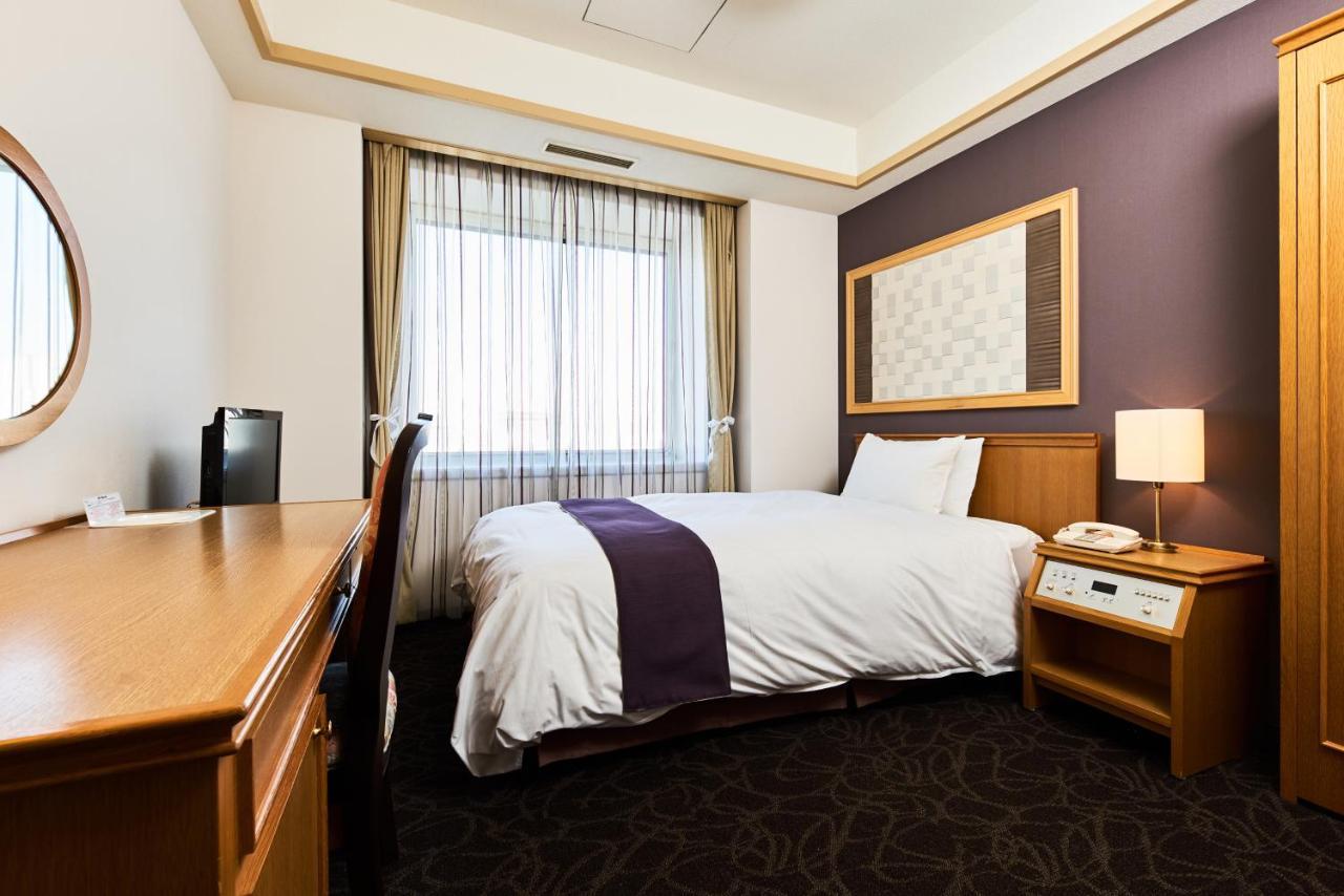 Hotel Tokyo Garden Palace Exterior photo
